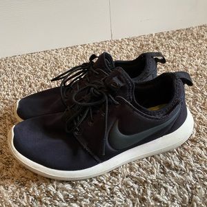 Black Nike Roshes